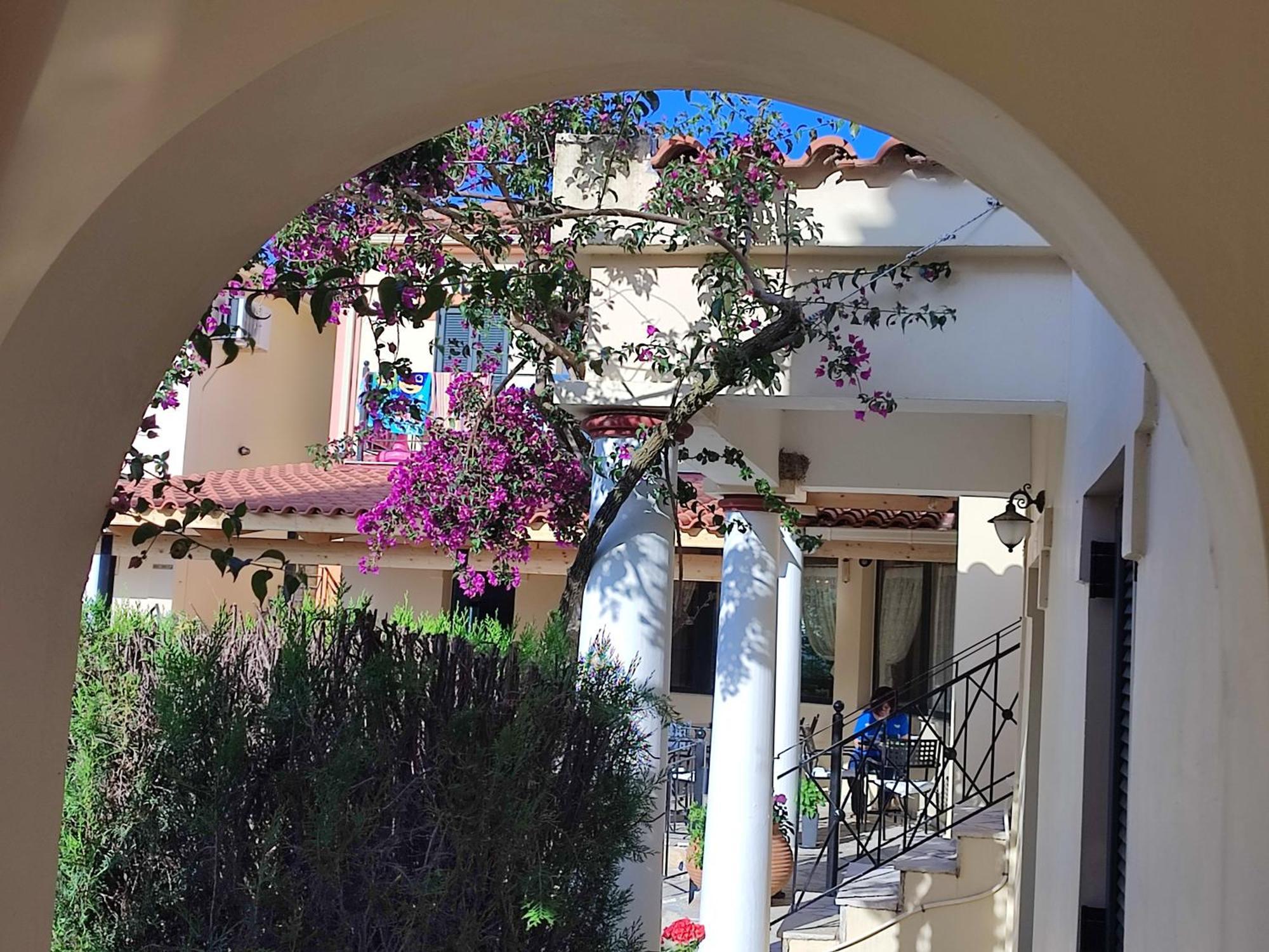 Elanthi Village Apartments กาลามากี ภายนอก รูปภาพ