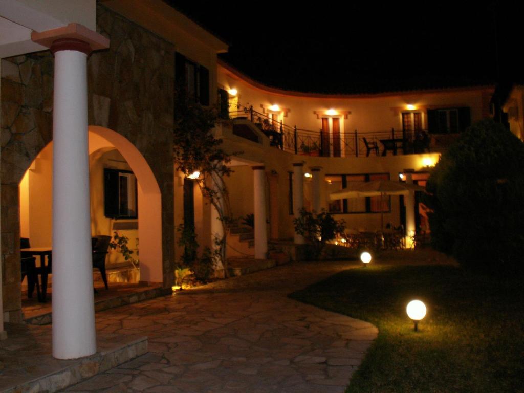 Elanthi Village Apartments กาลามากี ภายนอก รูปภาพ